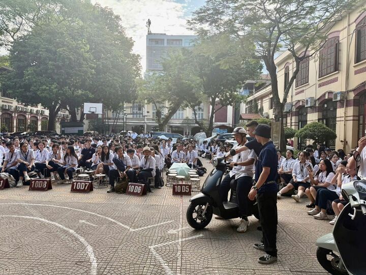 Sự kiện “Phủ xanh trường học 2026” tại trường THPT Trần Phú - Hoàn Kiếm đã thu hút đông đảo học sinh tham gia.