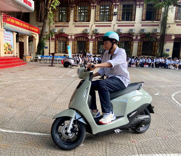 Em Cao Thành Đạt trải nghiệm xe đổi pin Evo Lite tại sự kiện.