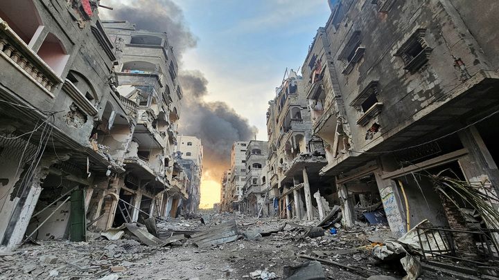 Khói bốc lên sau cuộc không kích tại Gaza. (Ảnh: Reuters)