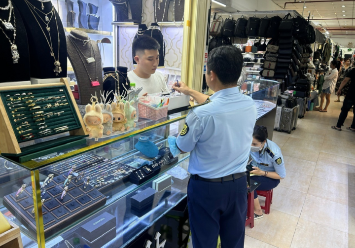 Lực lượng Quản lý thị trường TP.HCM kiểm tra, xử lý hàng giả và hàng không rõ nguồn gốc.