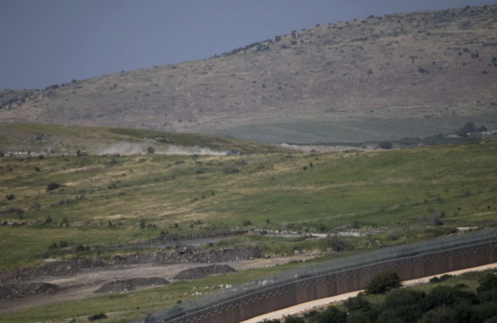 Xe quân sự Israel ở Lebanon. (Ảnh: Reuters)