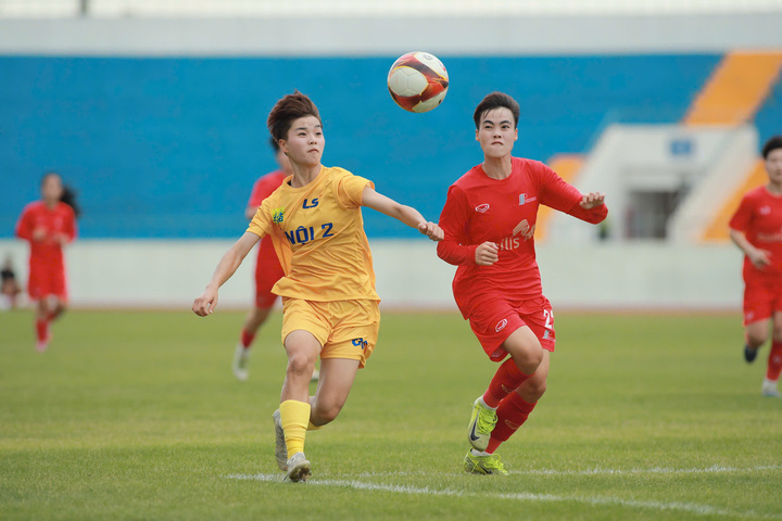 Phong Phú Hà Nam (áo đỏ) giành chiến thắng.