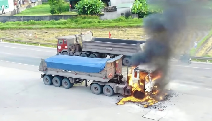 Xe tải bốc cháy trên đường N5.