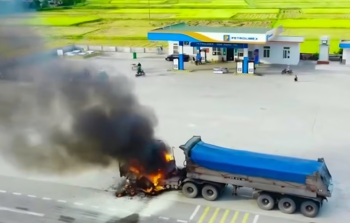 Xe tải bốc cháy gần cây xăng.