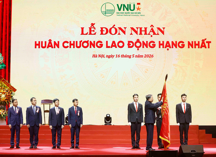 Tổng Bí thư, Chủ tịch nước Tô Lâm trao Huân chương Lao động hạng Nhất tặng Đại học Quốc gia Hà Nội. (Ảnh: TTXVN)