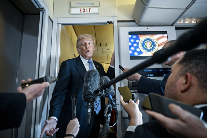 Tổng thống Mỹ Donald Trump trên chuyên cơ Không lực Một ngày 15/5. (Ảnh: New York Times)