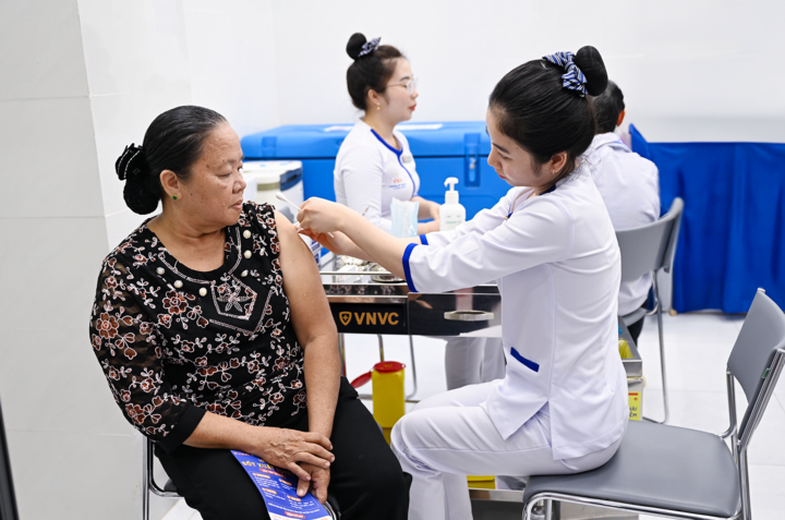 Bà Huỳnh Thị Kim Loan (63 tuổi) con gái cựu tù chính trị Huỳnh Văn Biện được VNVC tiêm vắc xin cúm trong sáng ngày 16/5. (Ảnh: Minh Trung)