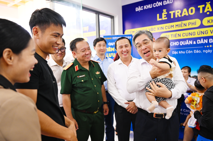 Ông Nguyễn Phước Lộc thăm hỏi, động viên quân và dân Côn Đảo trong buổi tiêm vắc xin cúm miễn phí sáng 16/5. (Ảnh: Minh Trung)