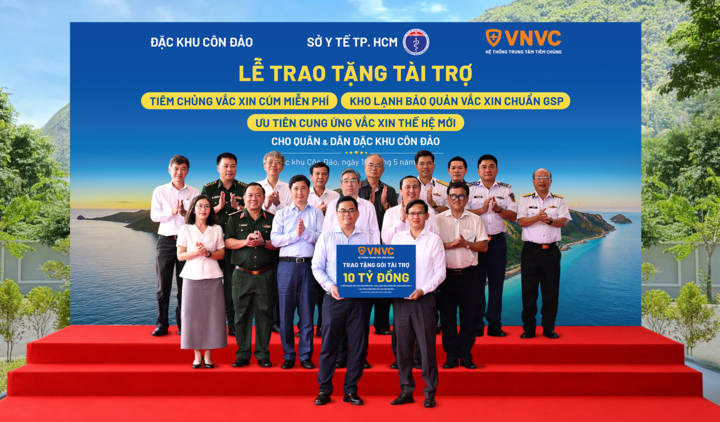 Ông Nguyễn Phước Lộc - Ủy viên Ban Chấp hành Trung ương Đảng, Phó Bí thư Thành ủy, Chủ tịch Ủy ban MTTQ Việt Nam TP.HCM; TS.BS Huỳnh Minh Chín - Phó Giám đốc Sở Y tế TP.HCM; ông Lê Hoàng Hải - Bí thư Đảng ủy Đặc khu, Chủ tịch HĐND Đặc khu Côn Đảo cùng đại diện các sở, ban, ngành, lực lượng cảnh sát biển và đông đảo nhân dân địa phương chứng kiến Lễ trao tặng Gói tài trợ của VNVC tại Đặc khu Côn Đảo. (Ảnh: Minh Trung)