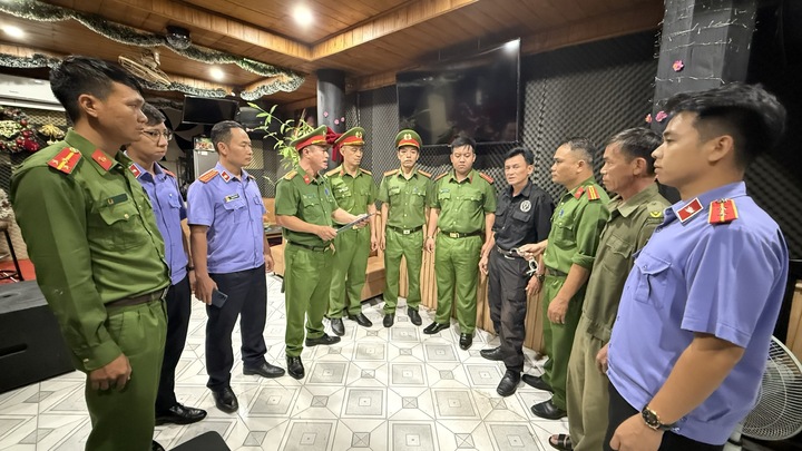 Cơ quan chức năng tống đạt quyết định khởi tố bị can đối với ông Hồ Quang Lộc.