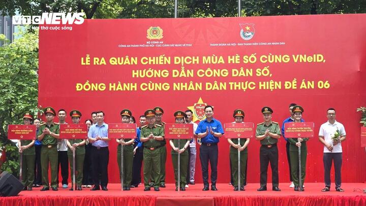 Các đội hình tình nguyện tại lễ phát động “Chiến dịch Mùa hè số cùng VNeID”.