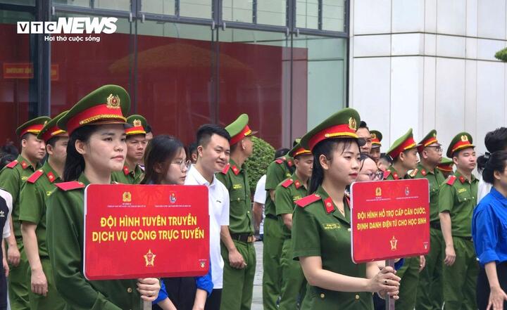 Các đội hình tình nguyện sẽ hỗ trợ người dân sử dụng dịch vụ công trực tuyến và định danh điện tử trong dịp cao điểm hè.