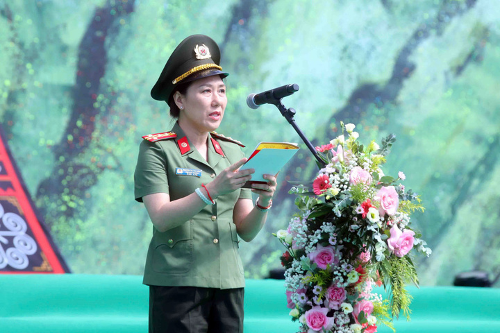 Đại tá Nguyễn Thị Thu Hằng, Phó Cục trưởng Cục Truyền thông CAND phát biểu khai mạc chương trình.