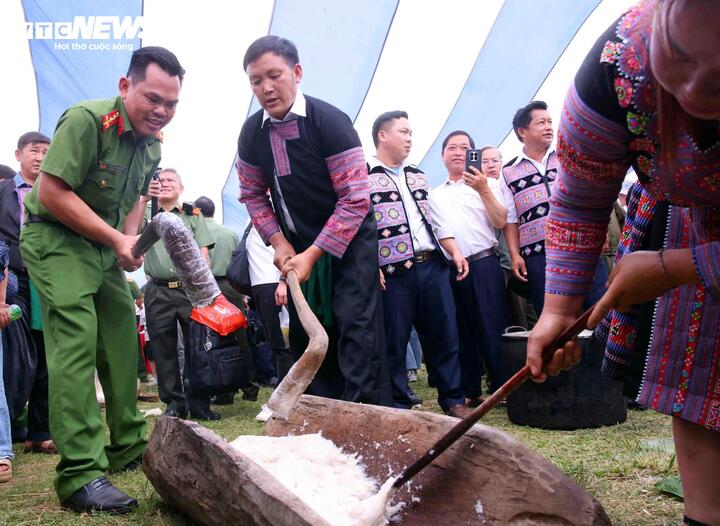 Các cán bộ, chiến sĩ công an và người dân tham gia cuộc thi giã bánh dày tại chương trình.