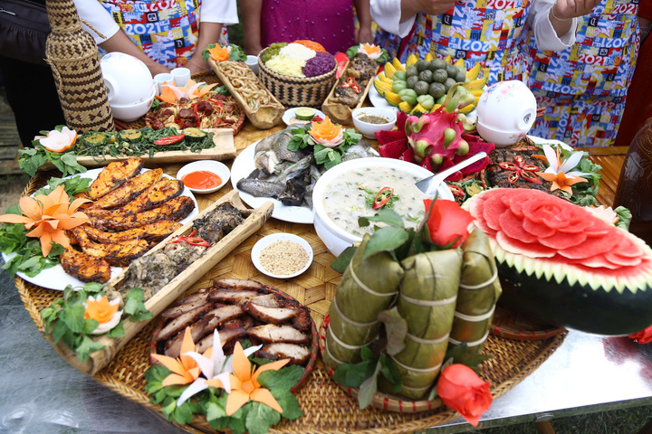 Mâm cỗ với những món ăn truyền thống của một đội tham gia cuộc thi ẩm thực cộng đồng.