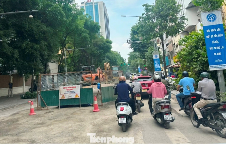 Công trường hàng thi công cống hộp chống ngập trên phố Quang Trung. Ảnh chụp ngày 15/5.