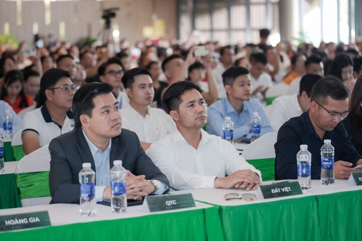 Sự kiện đào tạo bán hàng không còn chỗ trống, khẳng định vị thế và sức hút của Vinhomes Global Gate Hạ Long.