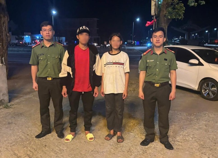 Sau nhiều giờ xác minh, lực lượng công an xác định danh tính 2 người khuyết tật đi lạc là anh Q.V.N (SN 1989) và em L.K.V (SN 2007), cùng trú tại xã Mường Quảng (tỉnh Nghệ An). (Ảnh: Công an Hà Tĩnh)