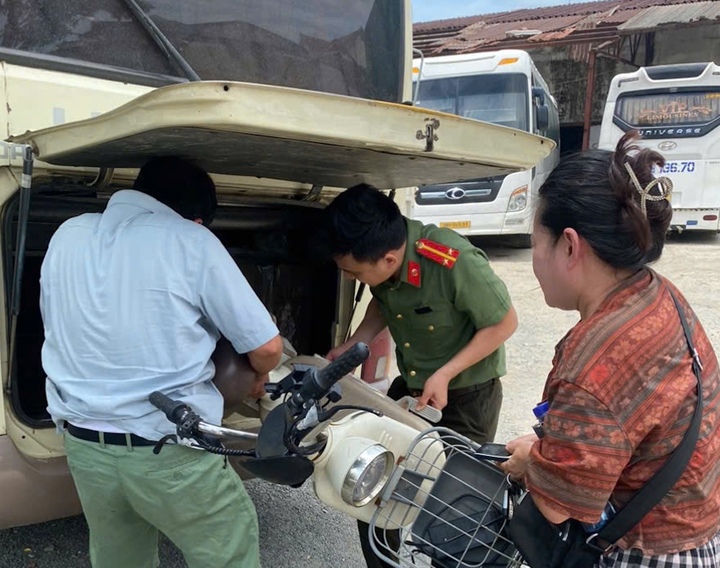 Công an xã Kỳ Anh trực tiếp bố trí phương tiện đưa 2 công dân ra xã Cẩm Xuyên để đón xe khách về quê. (Ảnh: Công an Hà Tĩnh)