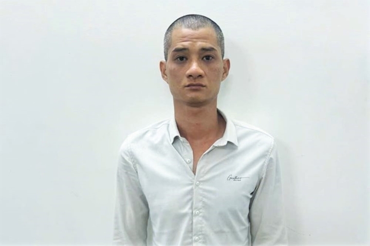 Sau 2 năm trốn nã, Nguyễn Văn Lợi, kẻ gây ra loạt vụ cướp giật vàng bằng xe phân khối lớn trên đường ra đầu thú. (Ảnh: Công an cung cấp)