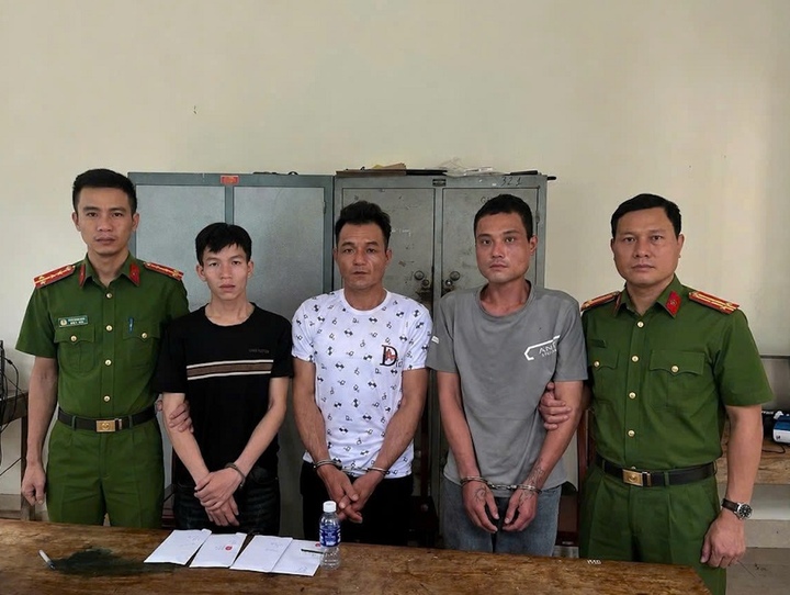Ngân Văn Môn, Lương Văn Dậu và Kha Văn Nội tại cơ quan công an. (Ảnh: Công an tỉnh Nghệ An)