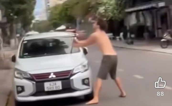 Trước khi rời đi, người này bẻ gạt mưa xe ô tô. (Ảnh: Cắt từ clip)