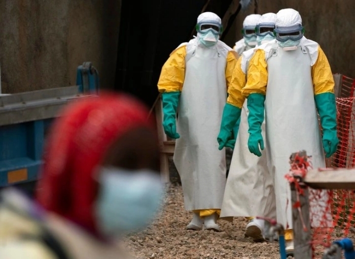 Các nhân viên y tế mặc đồ bảo hộ làm việc tại một trung tâm điều trị Ebola ở Beni, CHDC Congo ngày 16/7/2019. (ẢNH: AP)