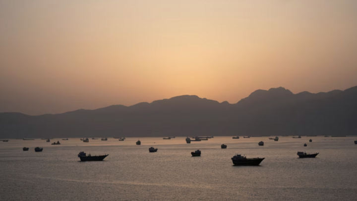 Tàu thuyền tại eo biển Hormuz. (Ảnh: Reuters)