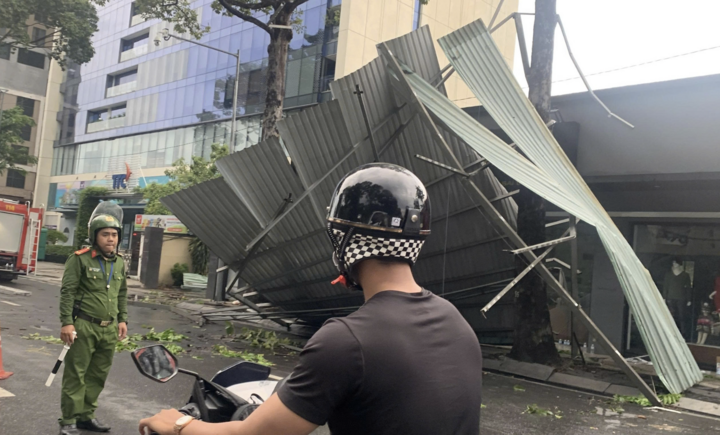 Hiện trường mái tôn sập sau giông lốc. (Ảnh: TK)