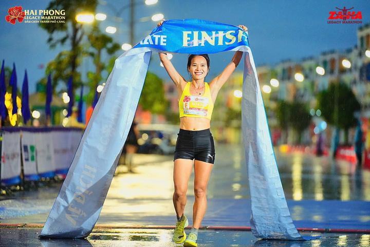 Hồng Lệ vô địch nội dung marathon 42km.