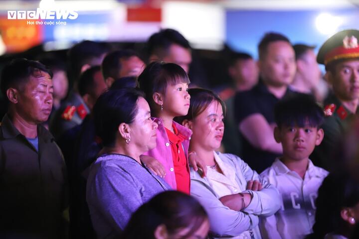 Đêm giao lưu nghệ thuật đã thu hút đông đảo nhân dân, du khách tham gia, cổ vũ.
