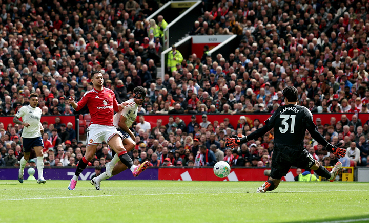 Lammens cứu thua cho Man Utd. (Ảnh: Reuters)