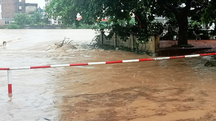 Mưa lớn kéo dài khiến nước tại các ngầm tràn chảy xiết, chính quyền địa phương phải tạm cấm người và phương tiện qua lại để đảm bảo an toàn.