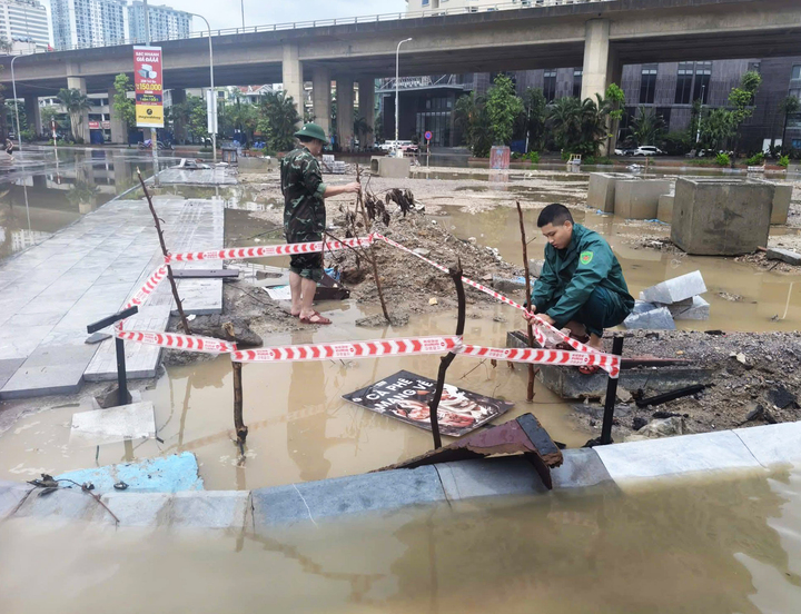 Lực lượng chức năng tổ chức căng dây cảnh báo tại những địa điểm đang thi công ngay sau khi nước rút.