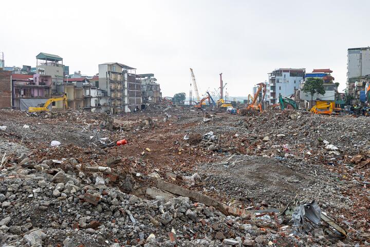Tại phường Hồng Hà, dự án phải thu hồi hơn 44.486 m2 đất, liên quan tới 335 hộ và tổ chức. Đến nay, các phương án bồi thường, hỗ trợ và tái định cư đều đã được phê duyệt, đáp ứng yêu cầu tiến độ.