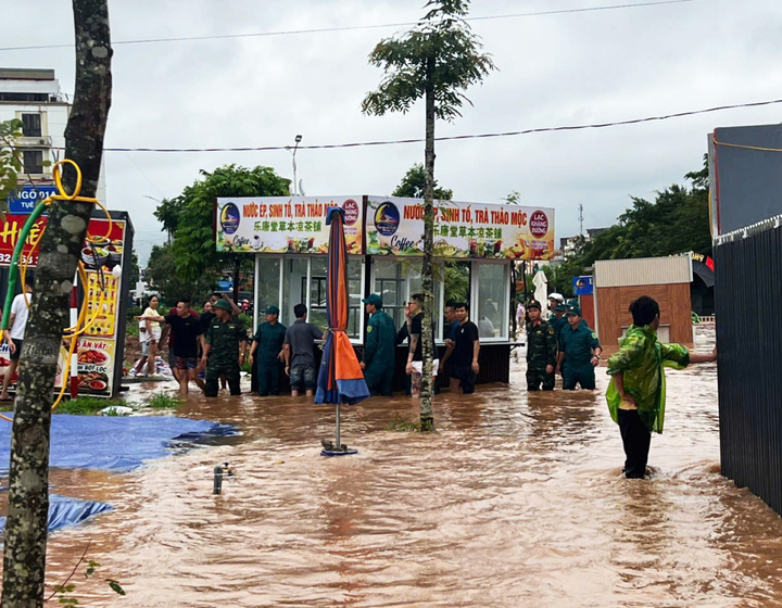 Lực lượng dân quân, biên phòng hỗ trợ bà con "chạy lũ" khi nước sông Ka Long dâng cao, chảy xiết.