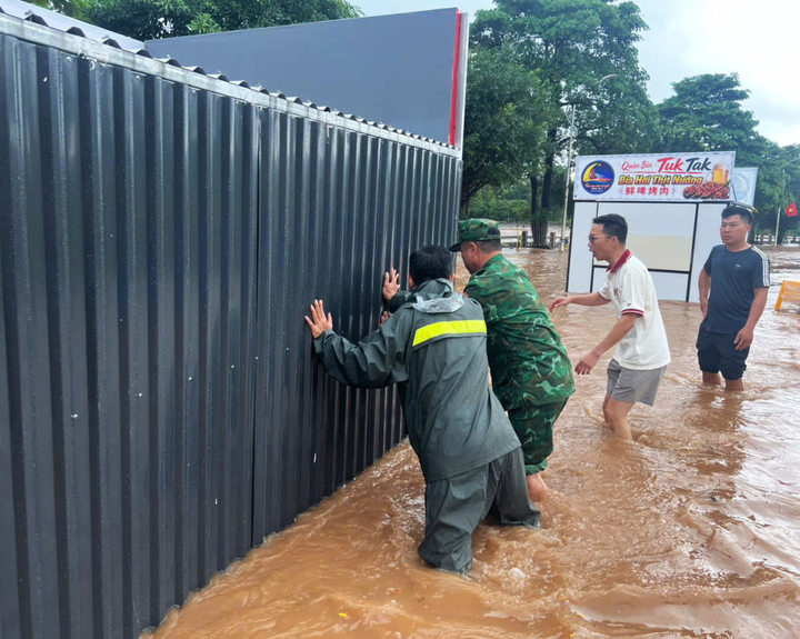 Nhiều tài sản của người dân được hỗ trợ đưa đến vị trí an toàn, tránh nguy cơ bị lũ cuốn trôi.