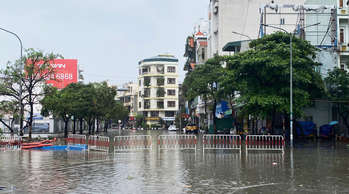 Khu vực đường Tô Hiến Thành (đoạn gần chợ Hạ Long 2), phường Hồng Gai ngập nặng trong sáng 17/5. Lực lượng chức năng phải lập rào chắn, cấm xe chạy qua.