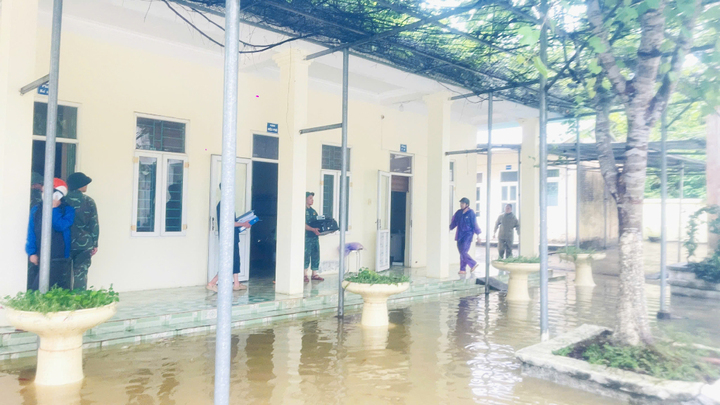 Lực lượng chức năng hỗ trợ Trường Tiểu học và THCS Hải Sơn (điểm trường Lục Phủ), xã Hải Sơn, tỉnh Quảng Ninh di chuyển đồ dùng học tập lên vị trí cao khi sân trường bị ngập úng do mưa lớn.