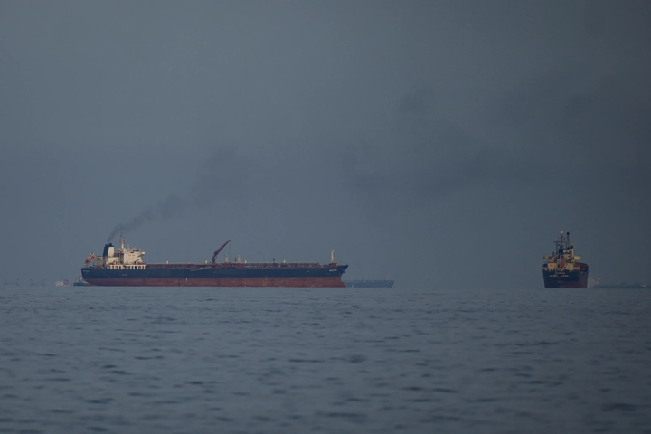 Các tàu chở dầu xếp hàng dài ở eo biển Hormuz. (Nguồn: AP)