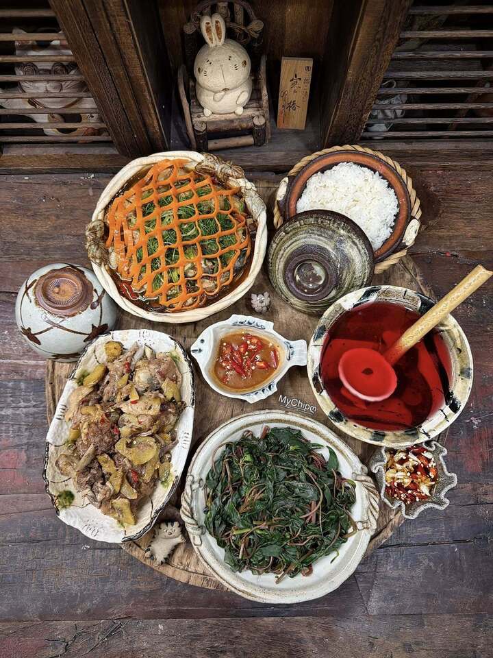 Mâm cơm mang phong cách biển cả với cá tầm hấp xì dầu, rau dền luộc, vịt rang gừng.