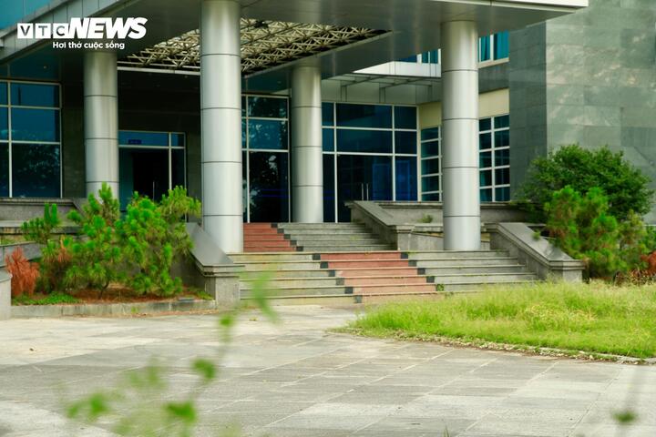 Khu nhà, đất ở 24 đường Tố Hữu rộng gần 20.000 m2 với các khối nhà cao tầng, từng là trụ sở của UBND TP Huế (thuộc tỉnh Thừa Thiên - Huế cũ).