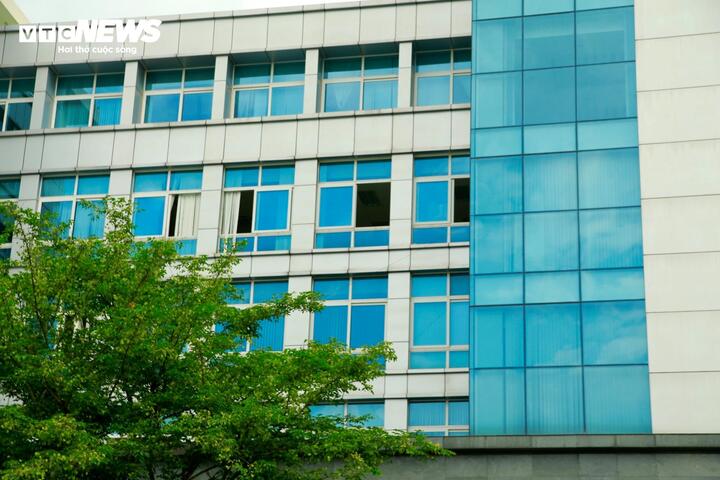Tuy nhiên, chỉ vài tháng sau (1/7/2025), khi vận hành chính quyền địa phương 2 cấp, phần lớn cơ sở nhà đất ở 24 đường Tố Hữu bị bỏ hoang.