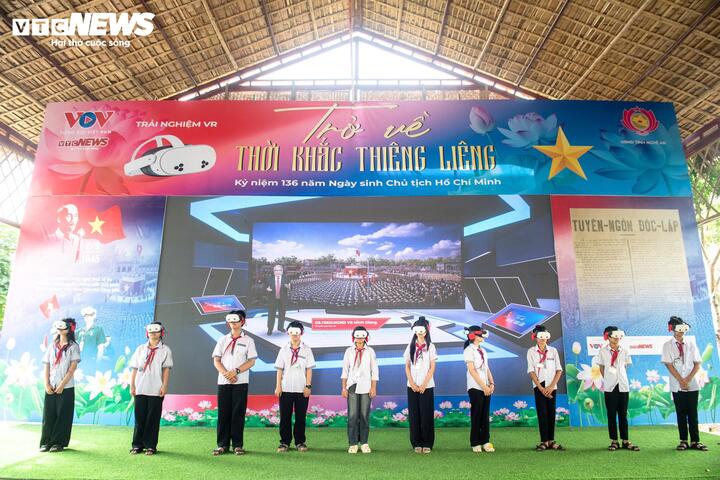 Các em học sinh trường THCS Kim Liên trải nghiệm chương trình thực tế ảo "Trở về thời khắc thiêng liêng".