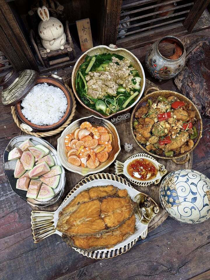 Bữa cơm có món canh cua cà pháo, cá trắm rán giòn, gà ri chiên mắm, ổi đào tráng miệng.