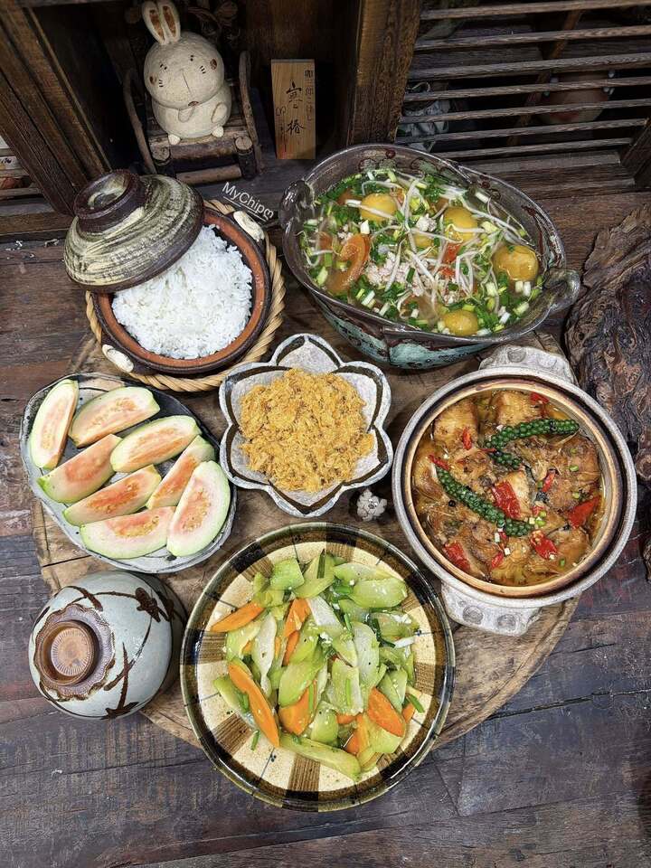 Mâm cơm này có canh thanh trà nấu chua, cá lăng kho tộ, su su xào tỏ, ổi đào tráng miệng.