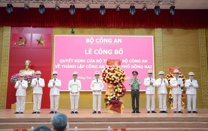 Đại tướng Lương Tam Quang, Bộ trưởng Bộ Công an, trao Quyết định và chúc mừng Công an thành phố Đồng Nai.