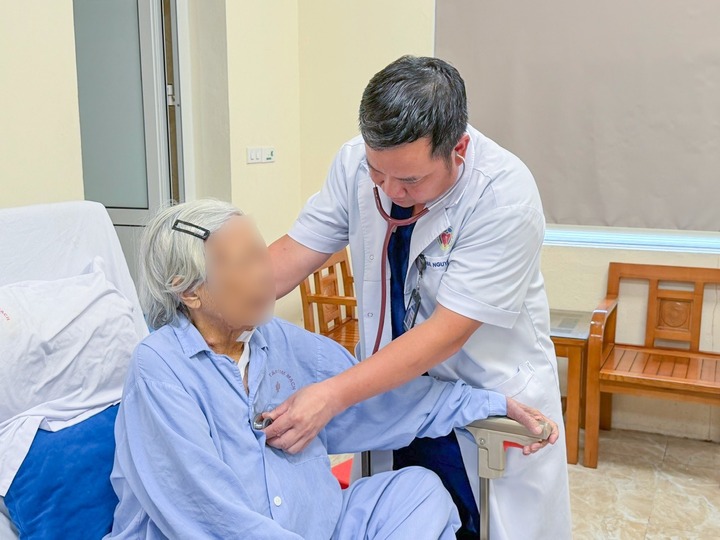 TS. Nguyên kiểm tra sức khỏe sau can thiệp cho cụ bà 91 tuổi.