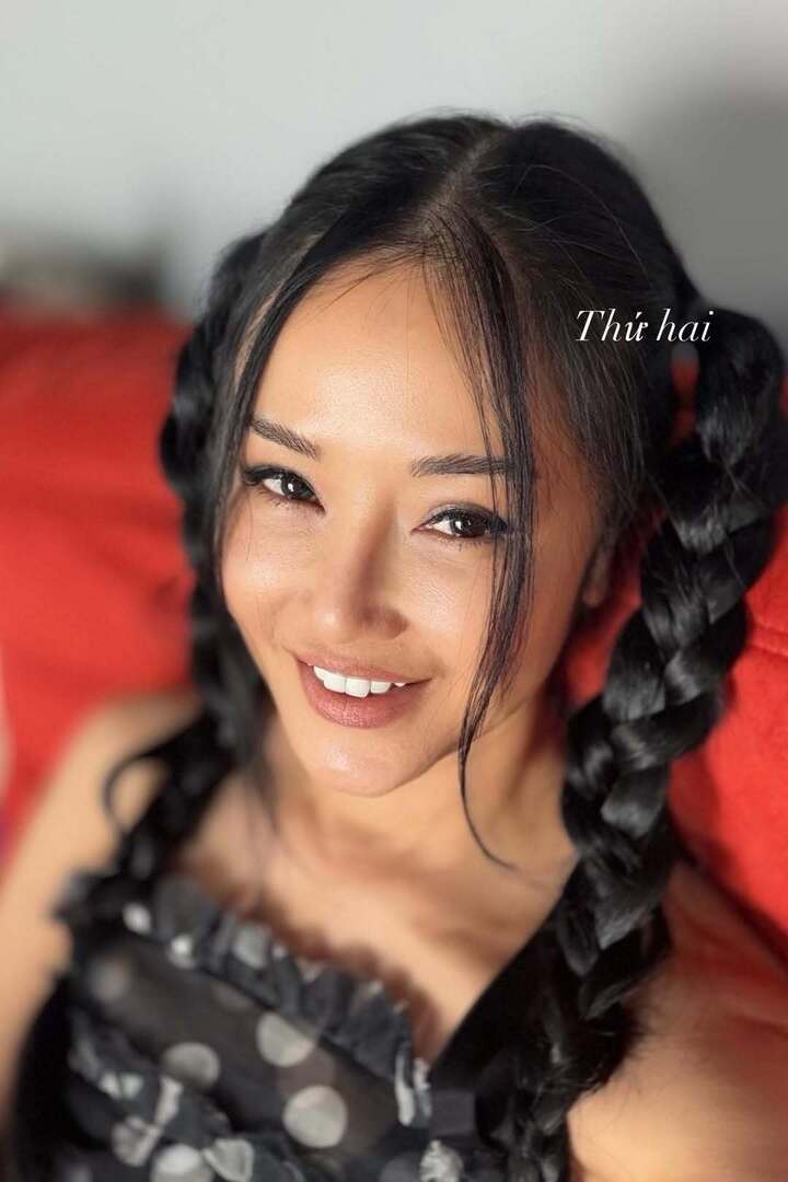Hồng Nhung vẫn trẻ trung, tràn đầy năng lượng.