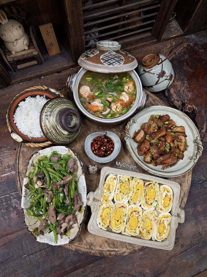 Bữa ăn này có miến nấu tôm, đỗ xào tim, thit rang cháy cạnh, trứng rán.